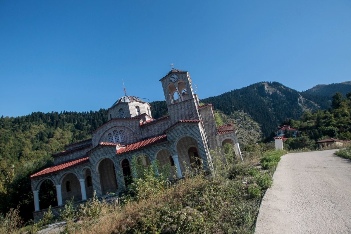 Παγκόσμια ατραξιόν ο ναός που γέρνει στο Ροπωτό